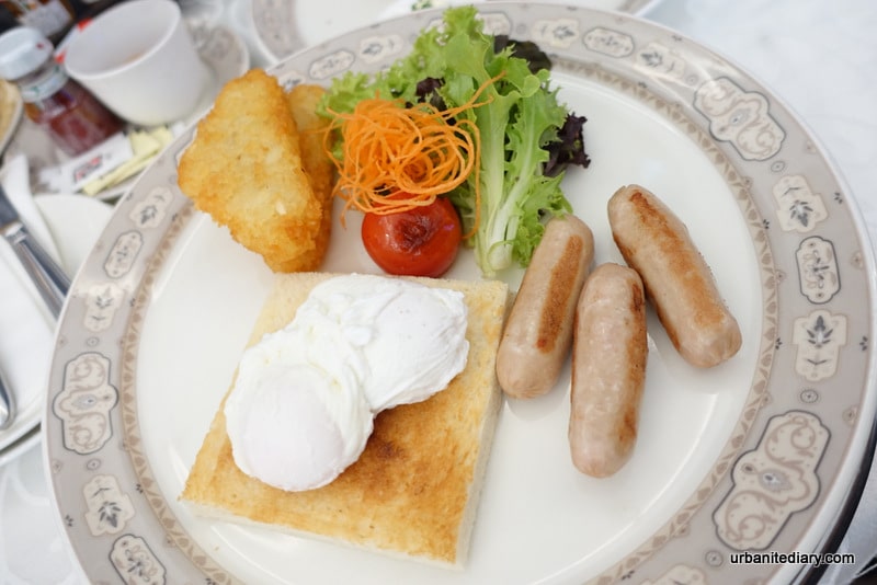 Poached eggs with sausages and hashbrowns